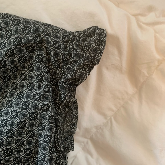 Banana Republic blouse with cap sleeves - Picture 3 of 6